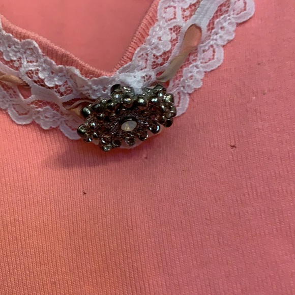 Pink shirt with lace and brooch - Picture 3 of 15